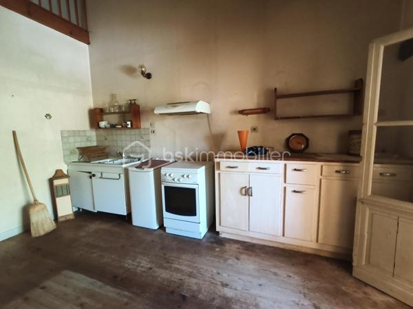 Cette maison de ville, mitoyenne, attend que vous la mettiez à votre goût.

En rez-de-chaussée, vous trouverez un pièce de vie avec un coin bureau, un WC, et un salon donnant sur une véranda avec accès à un escalier descendant à l'extérieur, sur un petit jardin avec une sortie sur l'arrière et une cave.
Au premier étage, une cuisine avec une loggia, une chambre, une salle de bain avec WC.
Au deuxième étage, en mezzanine, une grande chambre style dortoir.

Prestations : Toiture de 2008, isolation sous toiture en laine de verre, isolation mur, chauffage par radiateur électrique, double et simple vitrage, VMC, tout à l'égout, tableau électrique refait en 2024.

Idéalement située, cette maison vous permettra de tout faire à pieds. (école, commerce, domaine médical)

Vous souhaitez visiter ? Contactez-moi, votre conseillère est disponible 7/7 Jours.