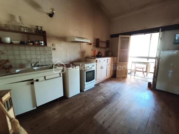 Cette maison de ville, mitoyenne, attend que vous la mettiez à votre goût.

En rez-de-chaussée, vous trouverez un pièce de vie avec un coin bureau, un WC, et un salon donnant sur une véranda avec accès à un escalier descendant à l'extérieur, sur un petit jardin avec une sortie sur l'arrière et une cave.
Au premier étage, une cuisine avec une loggia, une chambre, une salle de bain avec WC.
Au deuxième étage, en mezzanine, une grande chambre style dortoir.

Prestations : Toiture de 2008, isolation sous toiture en laine de verre, isolation mur, chauffage par radiateur électrique, double et simple vitrage, VMC, tout à l'égout, tableau électrique refait en 2024.

Idéalement située, cette maison vous permettra de tout faire à pieds. (école, commerce, domaine médical)

Vous souhaitez visiter ? Contactez-moi, votre conseillère est disponible 7/7 Jours.