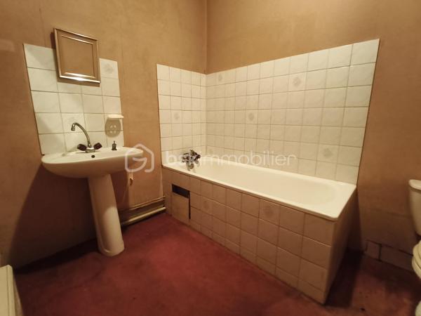 Cette maison de ville, mitoyenne, attend que vous la mettiez à votre goût.

En rez-de-chaussée, vous trouverez un pièce de vie avec un coin bureau, un WC, et un salon donnant sur une véranda avec accès à un escalier descendant à l'extérieur, sur un petit jardin avec une sortie sur l'arrière et une cave.
Au premier étage, une cuisine avec une loggia, une chambre, une salle de bain avec WC.
Au deuxième étage, en mezzanine, une grande chambre style dortoir.

Prestations : Toiture de 2008, isolation sous toiture en laine de verre, isolation mur, chauffage par radiateur électrique, double et simple vitrage, VMC, tout à l'égout, tableau électrique refait en 2024.

Idéalement située, cette maison vous permettra de tout faire à pieds. (école, commerce, domaine médical)

Vous souhaitez visiter ? Contactez-moi, votre conseillère est disponible 7/7 Jours.