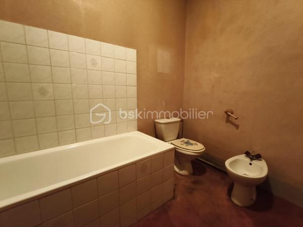 Cette maison de ville, mitoyenne, attend que vous la mettiez à votre goût.

En rez-de-chaussée, vous trouverez un pièce de vie avec un coin bureau, un WC, et un salon donnant sur une véranda avec accès à un escalier descendant à l'extérieur, sur un petit jardin avec une sortie sur l'arrière et une cave.
Au premier étage, une cuisine avec une loggia, une chambre, une salle de bain avec WC.
Au deuxième étage, en mezzanine, une grande chambre style dortoir.

Prestations : Toiture de 2008, isolation sous toiture en laine de verre, isolation mur, chauffage par radiateur électrique, double et simple vitrage, VMC, tout à l'égout, tableau électrique refait en 2024.

Idéalement située, cette maison vous permettra de tout faire à pieds. (école, commerce, domaine médical)

Vous souhaitez visiter ? Contactez-moi, votre conseillère est disponible 7/7 Jours.