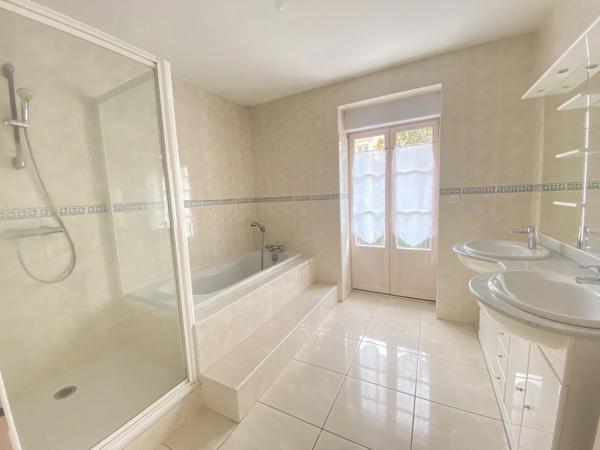 03200 VICHY - APPARTEMENT-  4 PIÈCES  AVEC 2 BALCONS -TERRASSE -BOX ET CAVE -COEUR DE VILLE