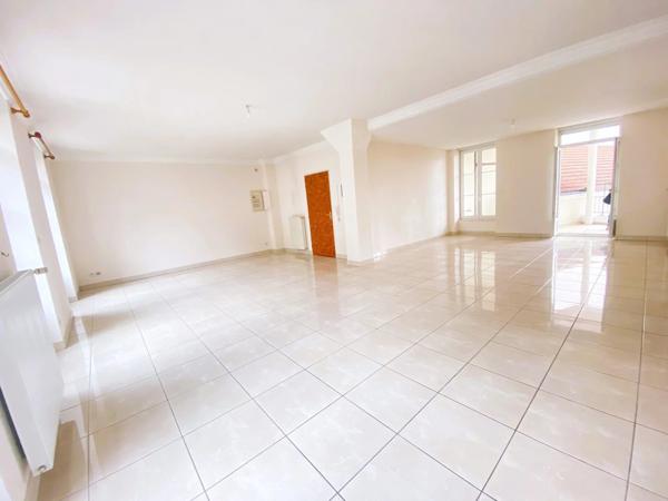 03200 VICHY - APPARTEMENT-  4 PIÈCES  AVEC 2 BALCONS -TERRASSE -BOX ET CAVE -COEUR DE VILLE