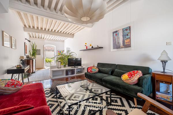 Maison de ville avec cour intérieure et dépendances