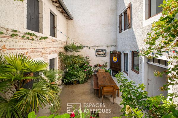 Maison de ville avec cour intérieure et dépendances