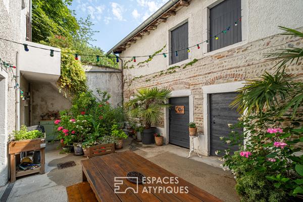 Maison de ville avec cour intérieure et dépendances