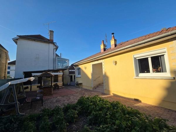 MAISON DE PLAIN-PIED AVEC DÉPENDANCE RÉNOVÉE, 3 GARAGES ET CUISINE D’ÉTÉ !