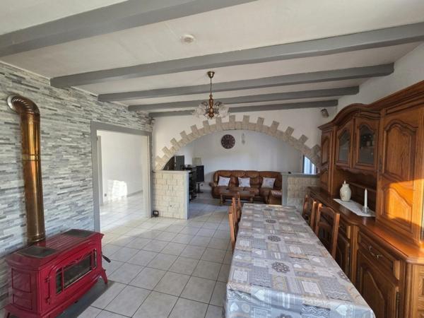MAISON DE PLAIN-PIED AVEC DÉPENDANCE RÉNOVÉE, 3 GARAGES ET CUISINE D’ÉTÉ !