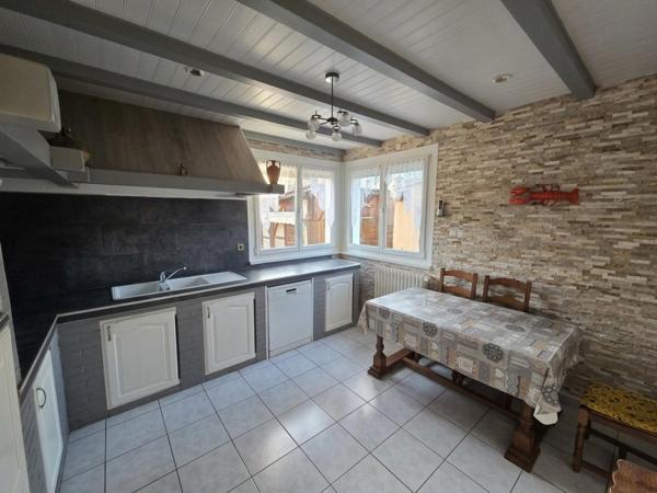 MAISON DE PLAIN-PIED AVEC DÉPENDANCE RÉNOVÉE, 3 GARAGES ET CUISINE D’ÉTÉ !