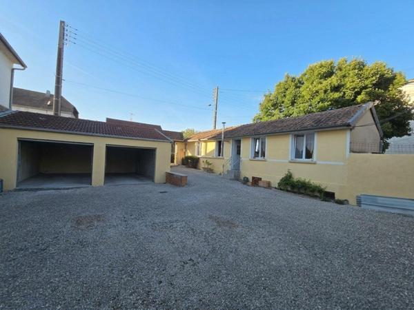 MAISON DE PLAIN-PIED AVEC DÉPENDANCE RÉNOVÉE, 3 GARAGES ET CUISINE D’ÉTÉ !