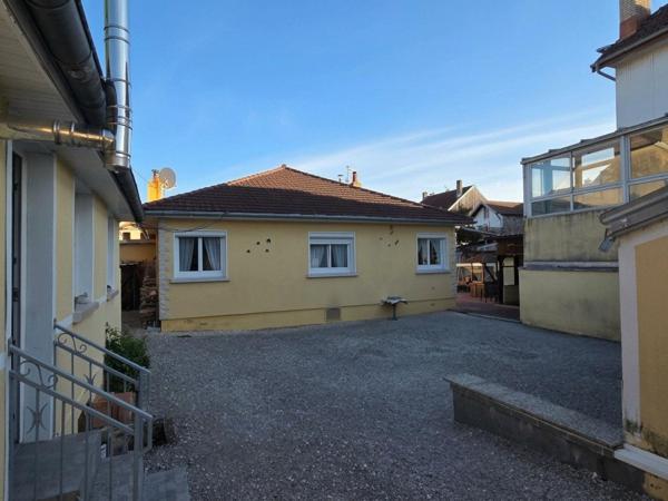MAISON DE PLAIN-PIED AVEC DÉPENDANCE RÉNOVÉE, 3 GARAGES ET CUISINE D’ÉTÉ !