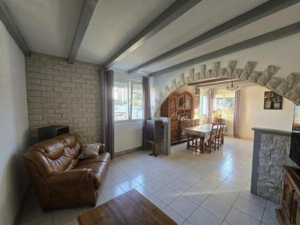 MAISON DE PLAIN-PIED AVEC DÉPENDANCE RÉNOVÉE, 3 GARAGES ET CUISINE D’ÉTÉ !