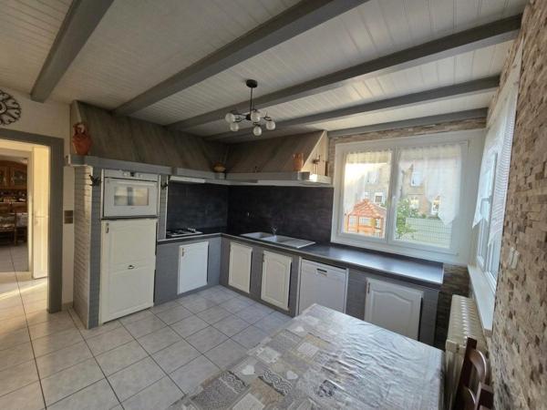 MAISON DE PLAIN-PIED AVEC DÉPENDANCE RÉNOVÉE, 3 GARAGES ET CUISINE D’ÉTÉ !