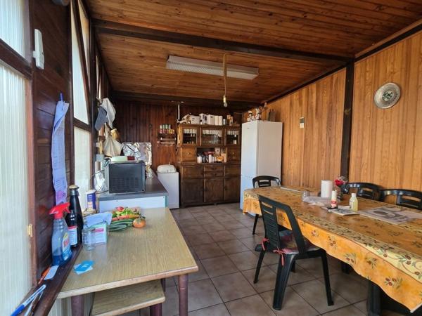 MAISON DE PLAIN-PIED AVEC DÉPENDANCE RÉNOVÉE, 3 GARAGES ET CUISINE D’ÉTÉ !