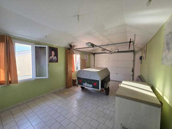 MAISON DE PLAIN-PIED AVEC DÉPENDANCE RÉNOVÉE, 3 GARAGES ET CUISINE D’ÉTÉ !