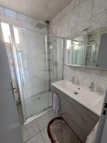 MAISON DE PLAIN-PIED AVEC DÉPENDANCE RÉNOVÉE, 3 GARAGES ET CUISINE D’ÉTÉ !
