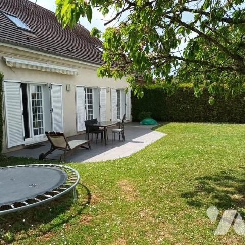 ORMES, maison de 6 pièces sur un sous-sol total avec un jardin