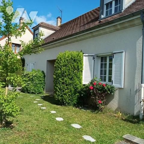 ORMES, maison de 6 pièces sur un sous-sol total avec un jardin