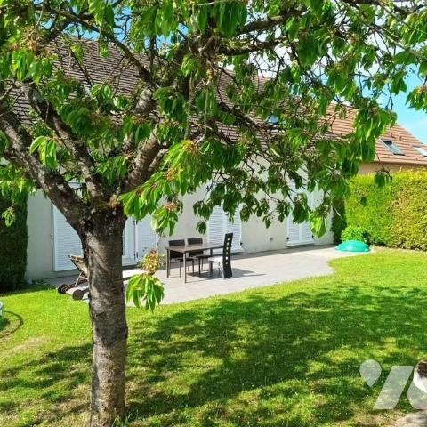 ORMES, maison de 6 pièces sur un sous-sol total avec un jardin
