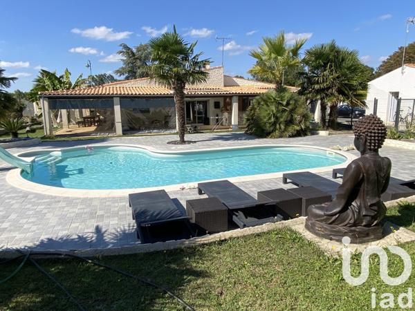 Maison traditionnelle 8 pièces de 218 m² à Saint-Agnant (17620)