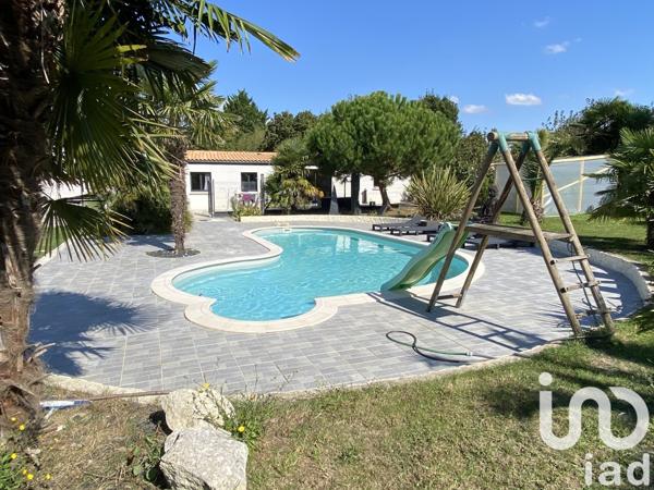 Maison traditionnelle 8 pièces de 218 m² à Saint-Agnant (17620)