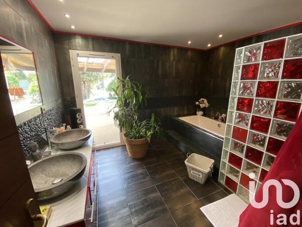 Maison traditionnelle 8 pièces de 218 m² à Saint-Agnant (17620)