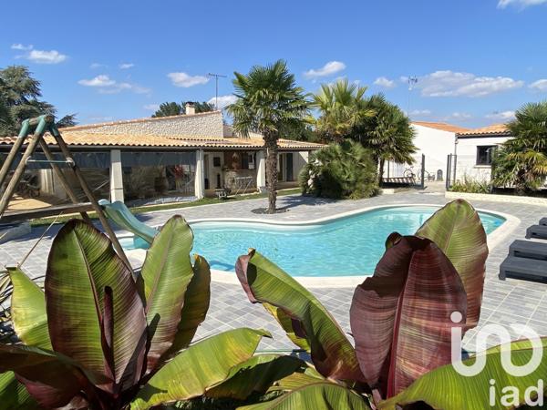 Maison traditionnelle 8 pièces de 218 m² à Saint-Agnant (17620)