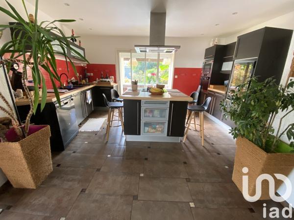 Maison traditionnelle 8 pièces de 218 m² à Saint-Agnant (17620)