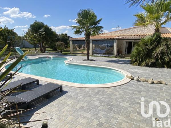 Maison traditionnelle 8 pièces de 218 m² à Saint-Agnant (17620)