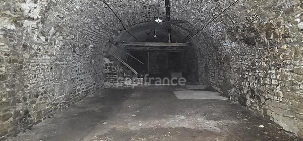 Cave voutée de caractère - 160 m2, à vendre au coeur d'ARBOIS (39)