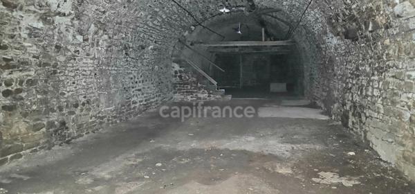 Cave voutée de caractère - 160 m2, à vendre au coeur d'ARBOIS (39)