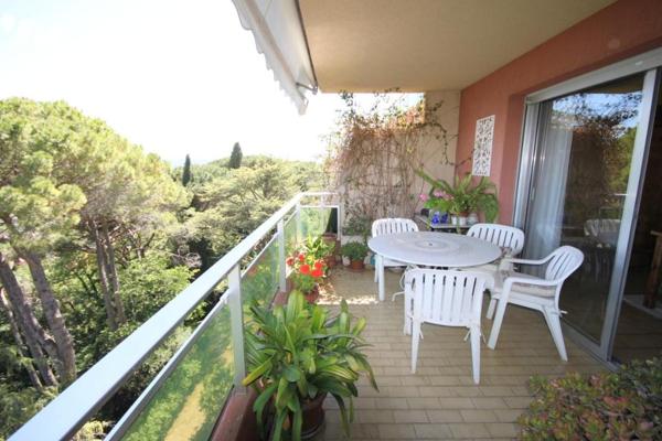 Appartement de 3 /4 pièces principales, 104 m² , terrasse, cave, 2 parkings