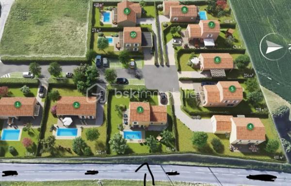 ✨À découvrir sur la commune de Simandres, ce terrain viabilisé à bâtir d’une superficie de 474 m² offre une belle opportunité pour concrétiser votre projet de maison individuelle.

Le terrain bénéficie d’une emprise au sol de 25 %, soit environ 118,5 m², avec une hauteur maximale de construction de 9 mètres. Il est également piscinable, permettant d’imaginer un extérieur agréable et adapté à vos envies.

Côté localisation, Simandres offre un cadre de vie résidentiel et agréable, tout en restant à proximité des communes de Saint-Symphorien-d’Ozon, Sérézin-du-Rhône et Corbas, où vous trouverez commerces, supermarchés et services du quotidien.

La commune bénéficie également d’une bonne accessibilité routière, avec un accès rapide aux principaux axes permettant de rejoindre facilement Lyon, Vienne et les différents secteurs de l’agglomération lyonnaise.

Un emplacement idéal pour profiter du calme d’une commune à taille humaine, tout en restant proche des commodités et des grands axes.

Une belle occasion de donner vie à votre futur projet à Simandres.

📞 Pour plus d'informations sur le terrain, n'hésitez pas à me contacter.