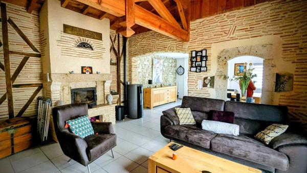 Maison entièrement rénovée 4 chambres avec terrasse vue sur jardin – Aiguillon (47190)