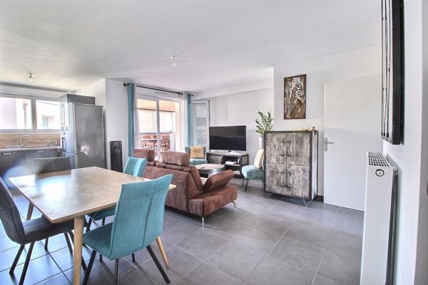 Appartement Marignane 4  pièces de 75 m² avec 2 terrasses et 2 places de stationnements privatives