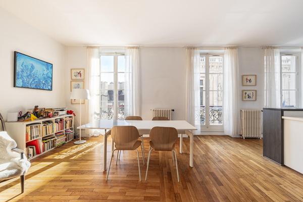 Appartement familial chaleureux avec vue dégagée sur la Mairie du 10ème