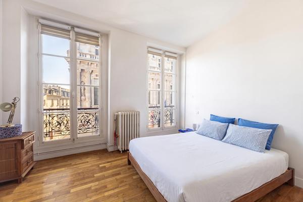 Appartement familial chaleureux avec vue dégagée sur la Mairie du 10ème