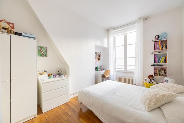 Appartement familial chaleureux avec vue dégagée sur la Mairie du 10ème