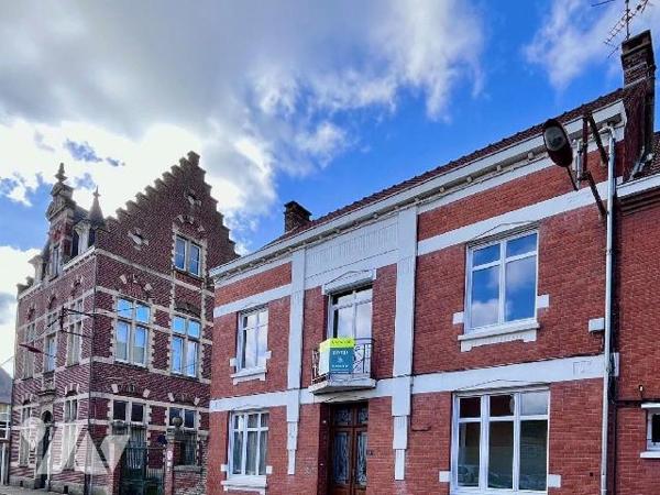 En centre ville d'HAZEBROUCK, très jolie maison de caractère, semi individuelle, de plus de 200...