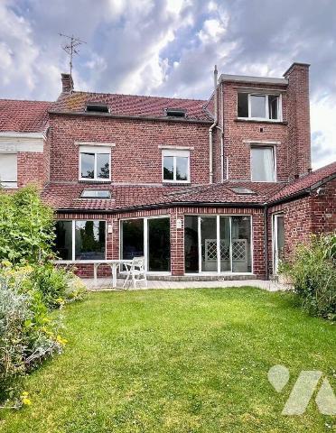 En centre ville d'HAZEBROUCK, très jolie maison de caractère, semi individuelle, de plus de 200...