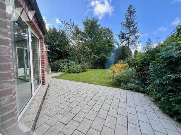 En centre ville d'HAZEBROUCK, très jolie maison de caractère, semi individuelle, de plus de 200...