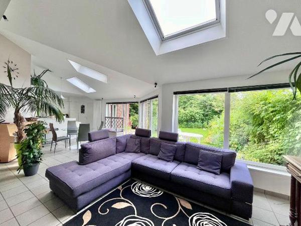 En centre ville d'HAZEBROUCK, très jolie maison de caractère, semi individuelle, de plus de 200...