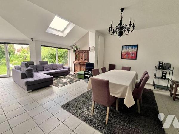 En centre ville d'HAZEBROUCK, très jolie maison de caractère, semi individuelle, de plus de 200...