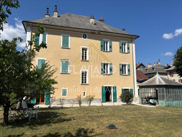VILLA MEXICAINE - TERRAIN CONSTRUCTIBLE - CENTRE-VILLE - BARCELONNETTE FLAVIANO-IMMO vous propose, en plein centre de Barcelonnette , cette villa de style mexicain édifiée sur quatre niveaux , implantée sur un terrain d'agrément avec une parcelle de terrain constructible .