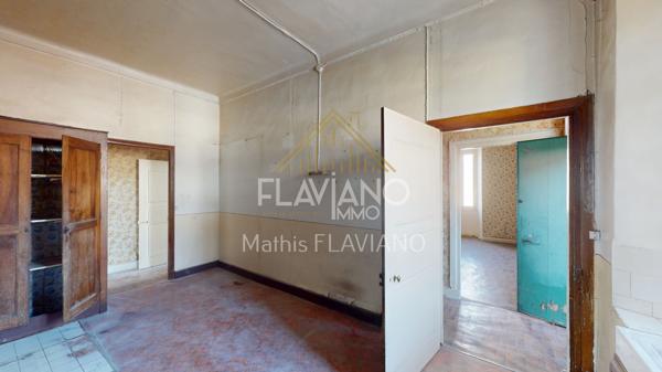 VILLA MEXICAINE - TERRAIN CONSTRUCTIBLE - CENTRE-VILLE - BARCELONNETTE FLAVIANO-IMMO vous propose, en plein centre de Barcelonnette , cette villa de style mexicain édifiée sur quatre niveaux , implantée sur un terrain d'agrément avec une parcelle de terrain constructible .
