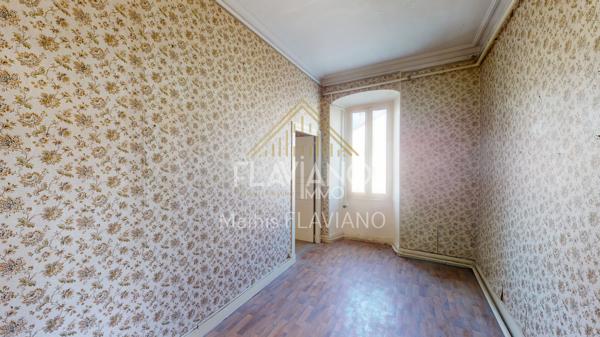 VILLA MEXICAINE - TERRAIN CONSTRUCTIBLE - CENTRE-VILLE - BARCELONNETTE FLAVIANO-IMMO vous propose, en plein centre de Barcelonnette , cette villa de style mexicain édifiée sur quatre niveaux , implantée sur un terrain d'agrément avec une parcelle de terrain constructible .