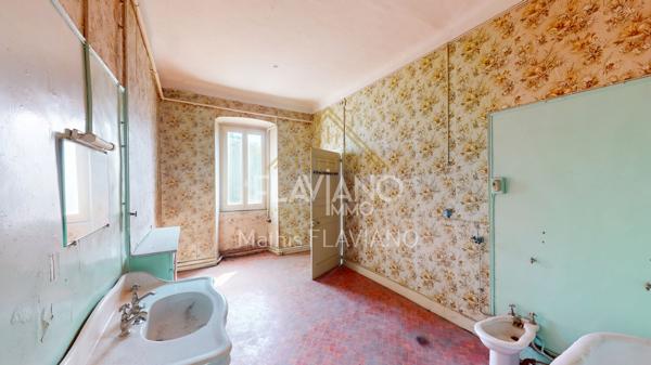 VILLA MEXICAINE - TERRAIN CONSTRUCTIBLE - CENTRE-VILLE - BARCELONNETTE FLAVIANO-IMMO vous propose, en plein centre de Barcelonnette , cette villa de style mexicain édifiée sur quatre niveaux , implantée sur un terrain d'agrément avec une parcelle de terrain constructible .