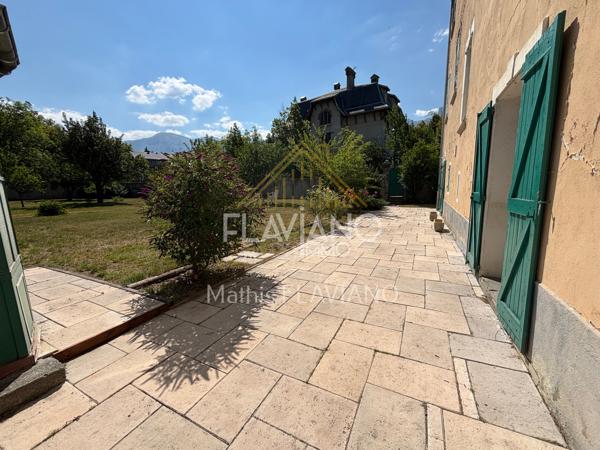 VILLA MEXICAINE - TERRAIN CONSTRUCTIBLE - CENTRE-VILLE - BARCELONNETTE FLAVIANO-IMMO vous propose, en plein centre de Barcelonnette , cette villa de style mexicain édifiée sur quatre niveaux , implantée sur un terrain d'agrément avec une parcelle de terrain constructible .