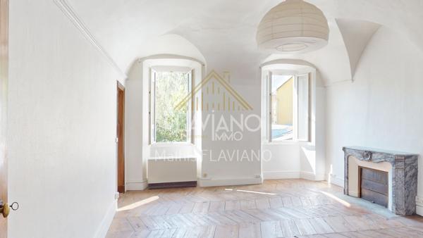 VILLA MEXICAINE - TERRAIN CONSTRUCTIBLE - CENTRE-VILLE - BARCELONNETTE FLAVIANO-IMMO vous propose, en plein centre de Barcelonnette , cette villa de style mexicain édifiée sur quatre niveaux , implantée sur un terrain d'agrément avec une parcelle de terrain constructible .
