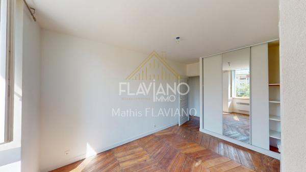 VILLA MEXICAINE - TERRAIN CONSTRUCTIBLE - CENTRE-VILLE - BARCELONNETTE FLAVIANO-IMMO vous propose, en plein centre de Barcelonnette , cette villa de style mexicain édifiée sur quatre niveaux , implantée sur un terrain d'agrément avec une parcelle de terrain constructible .