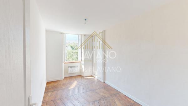 VILLA MEXICAINE - TERRAIN CONSTRUCTIBLE - CENTRE-VILLE - BARCELONNETTE FLAVIANO-IMMO vous propose, en plein centre de Barcelonnette , cette villa de style mexicain édifiée sur quatre niveaux , implantée sur un terrain d'agrément avec une parcelle de terrain constructible .